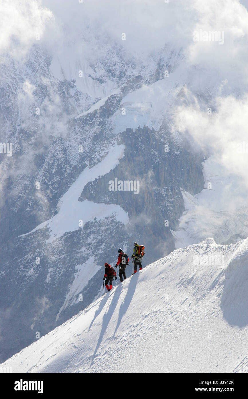 Bergsteiger steigen in das Vallée Blanche von der Aiguille du Midi in der Nähe von Chamonix Mont Blanc in den französischen Alpen. Stockfoto