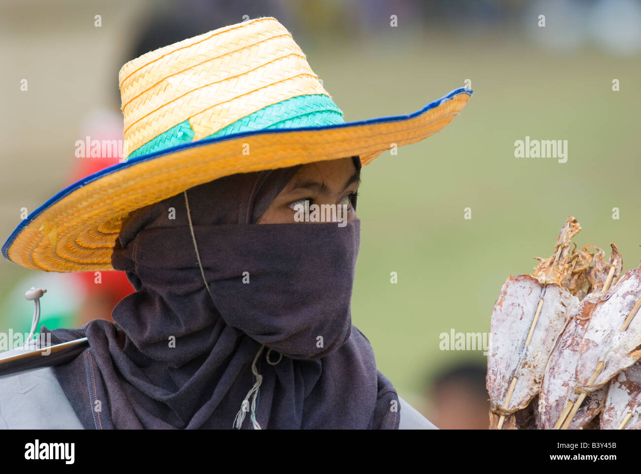 Frau verkauft getrockneten Tintenfisch auf der Straße in Ayuttaya Thailand Stockfoto