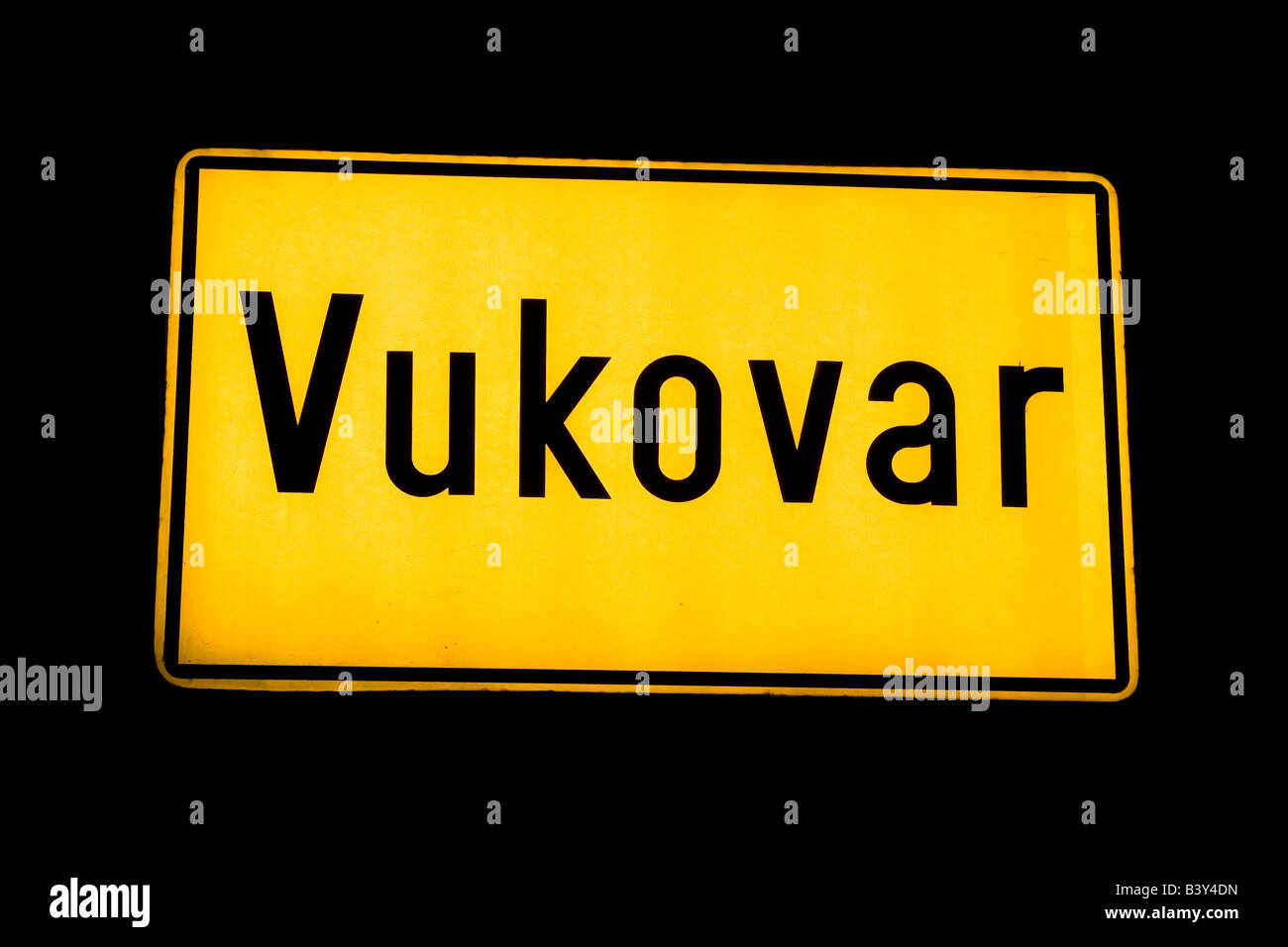 KROATIEN, VUKOVAR. Vukovar-Verkehrszeichen Stockfoto