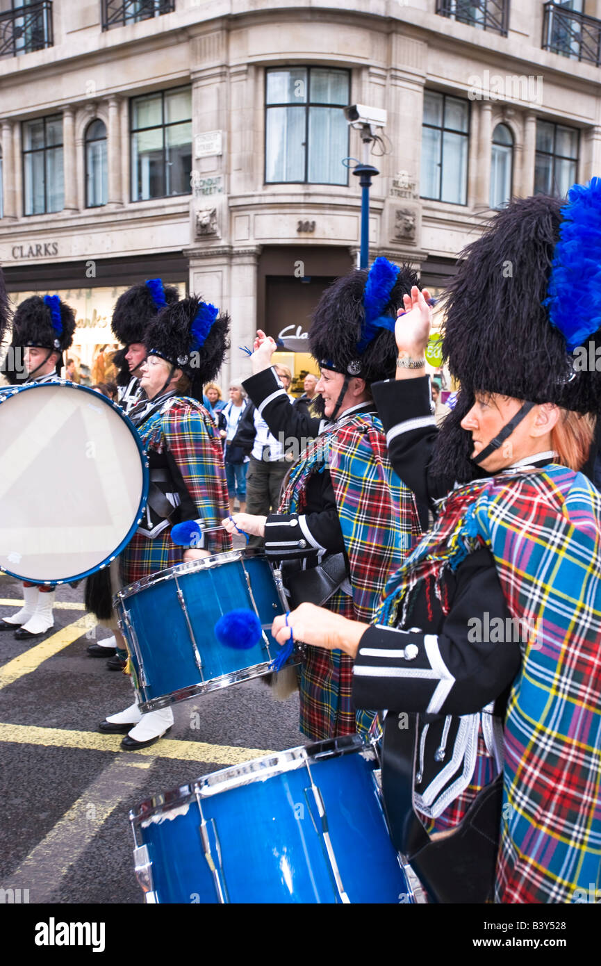 Schottische Band durchführen während Regent Street Festival London W1 Vereinigtes Königreich Stockfoto