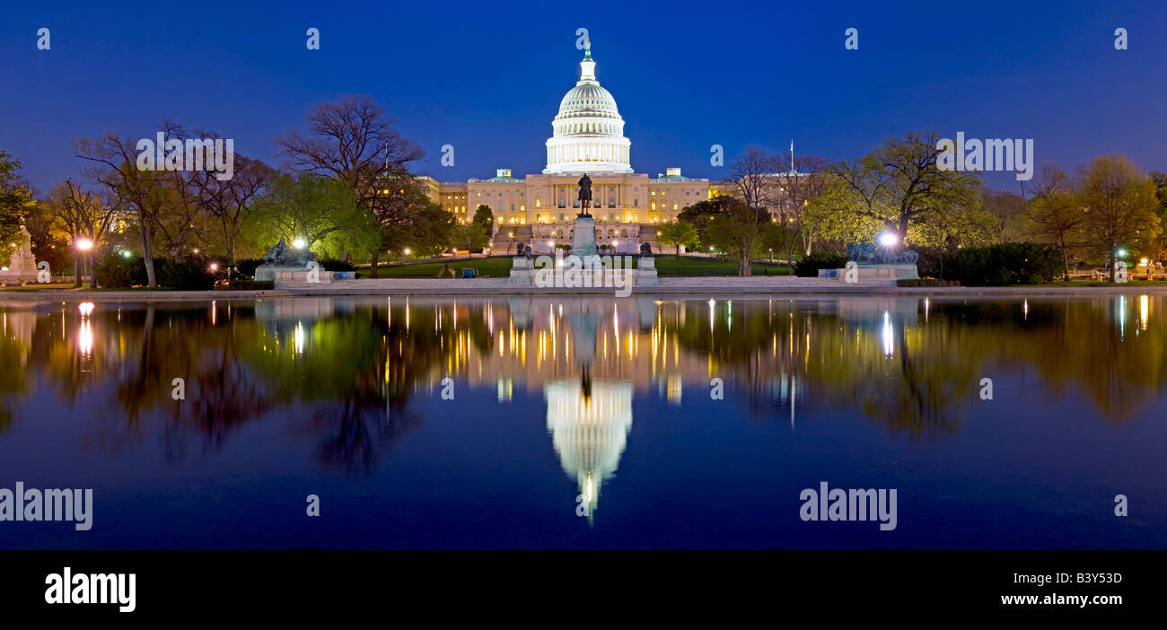 United States Capitol Gebäude von Washington DC mit Reflexion über hochauflösende Panorama pool Stockfoto
