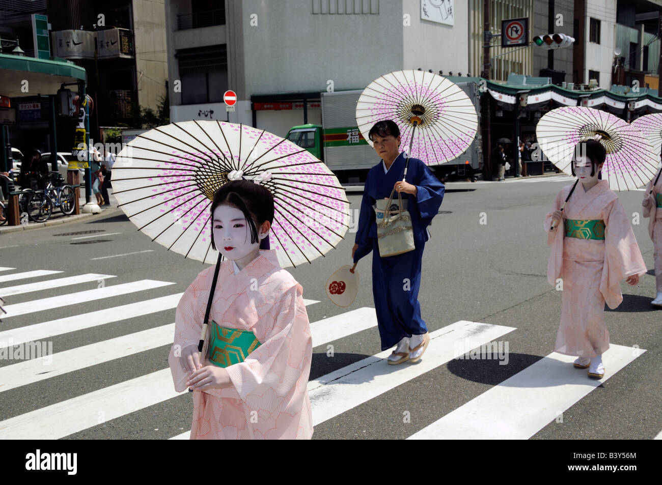 Japanische Mädchen mit traditionellen Regenschirm im Kimono an Gion Matsuri fest, Kyoto, Japan Stockfoto