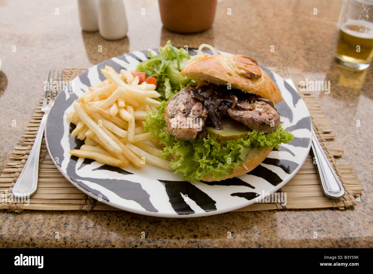 Prego Chicken Burger und Pommes Sambia Afrika Stockfoto