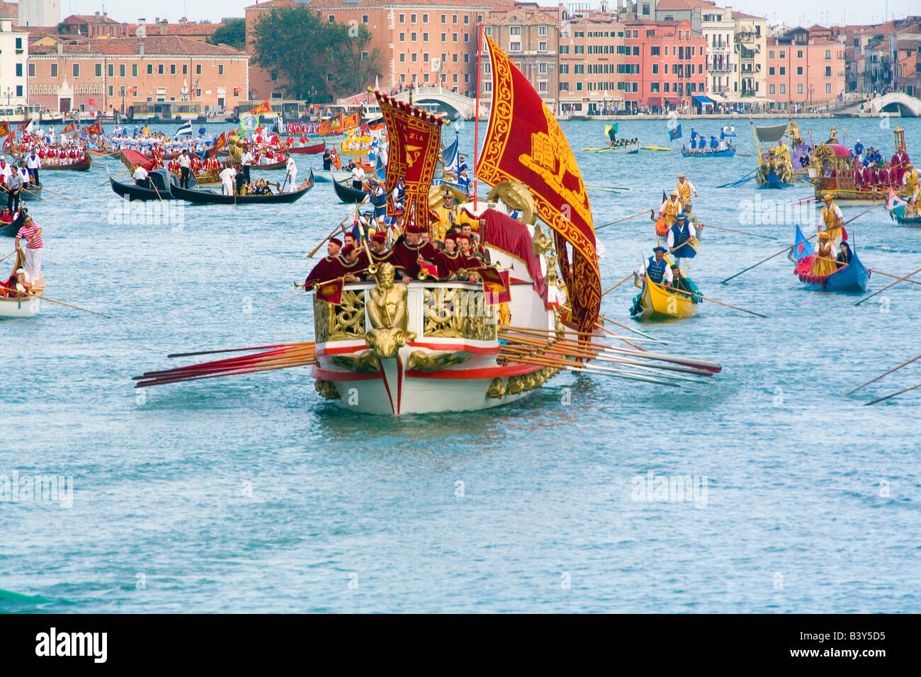 Boote auf dem Canal Grande in Venedig für die historische Regatta, die jedes Jahr im September stattfindende dekoriert Stockfoto