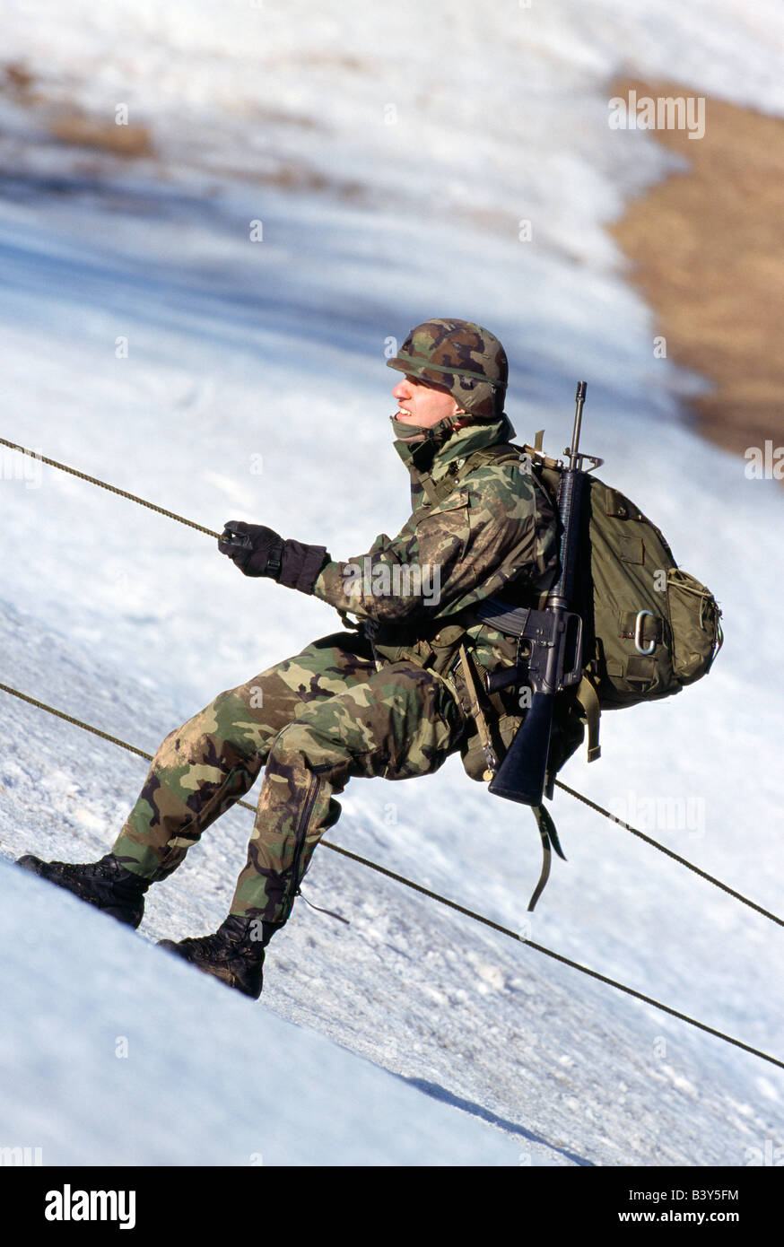 US-Armee Soldaten Abwehr einen verschneiten Hang auf Manöver im Feld. Stockfoto