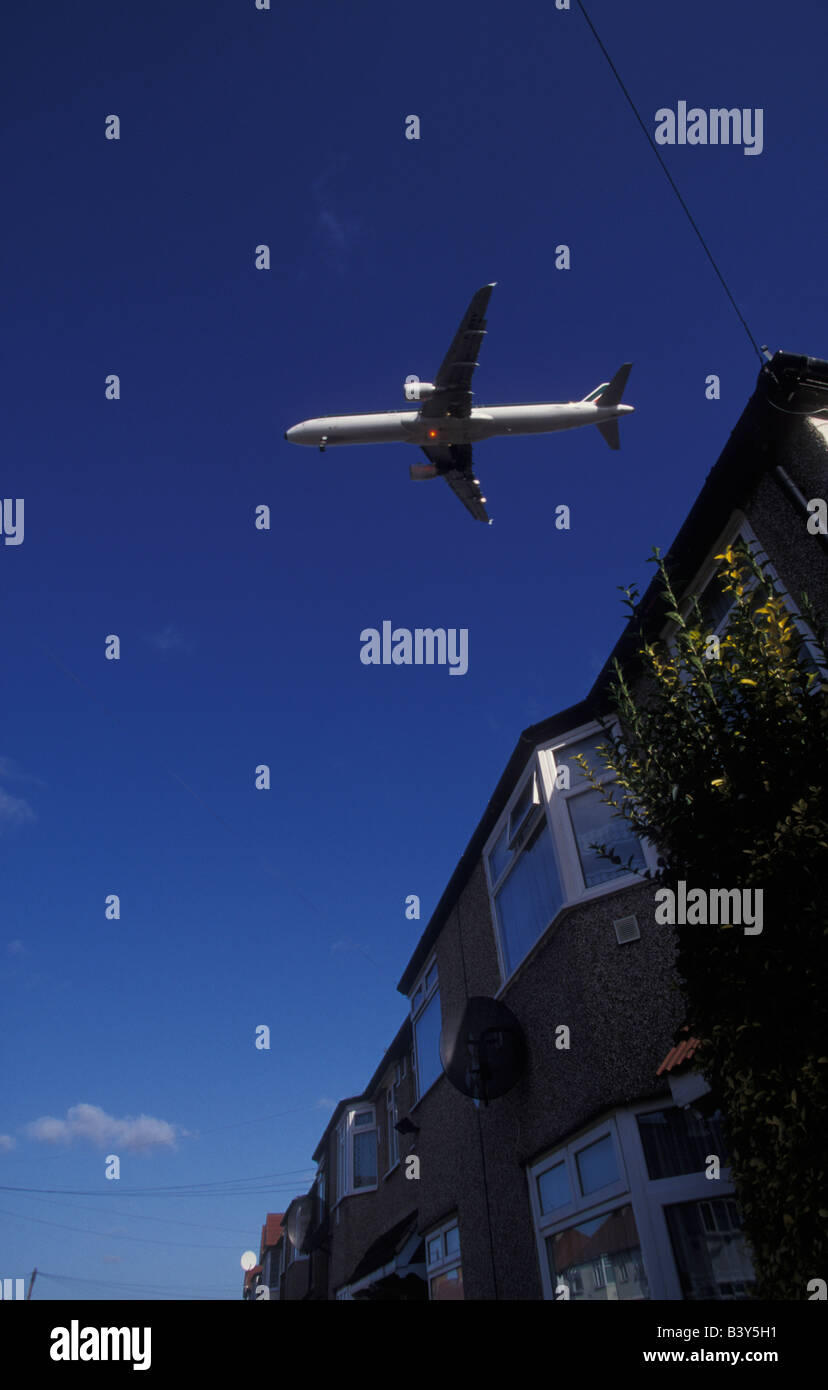 Ein Flugzeug fliegt über Cranford, neben Heathrow Flughafen uk Stockfoto