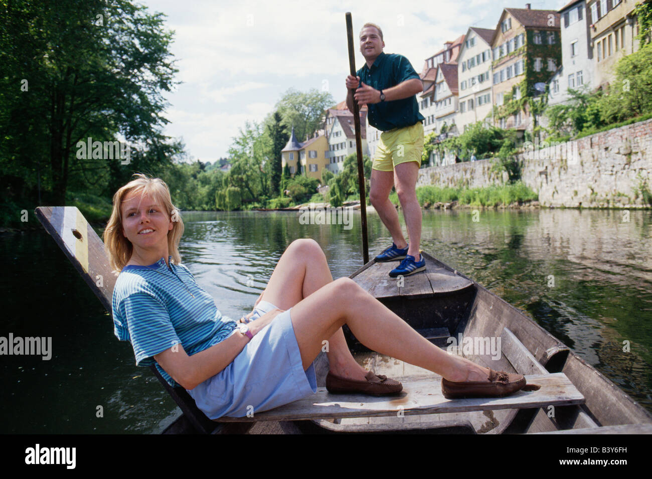 Studenten der Universität Punting (Boot) auf dem Neckar Fluss, TŸBINGEN, Deutschland Stockfoto