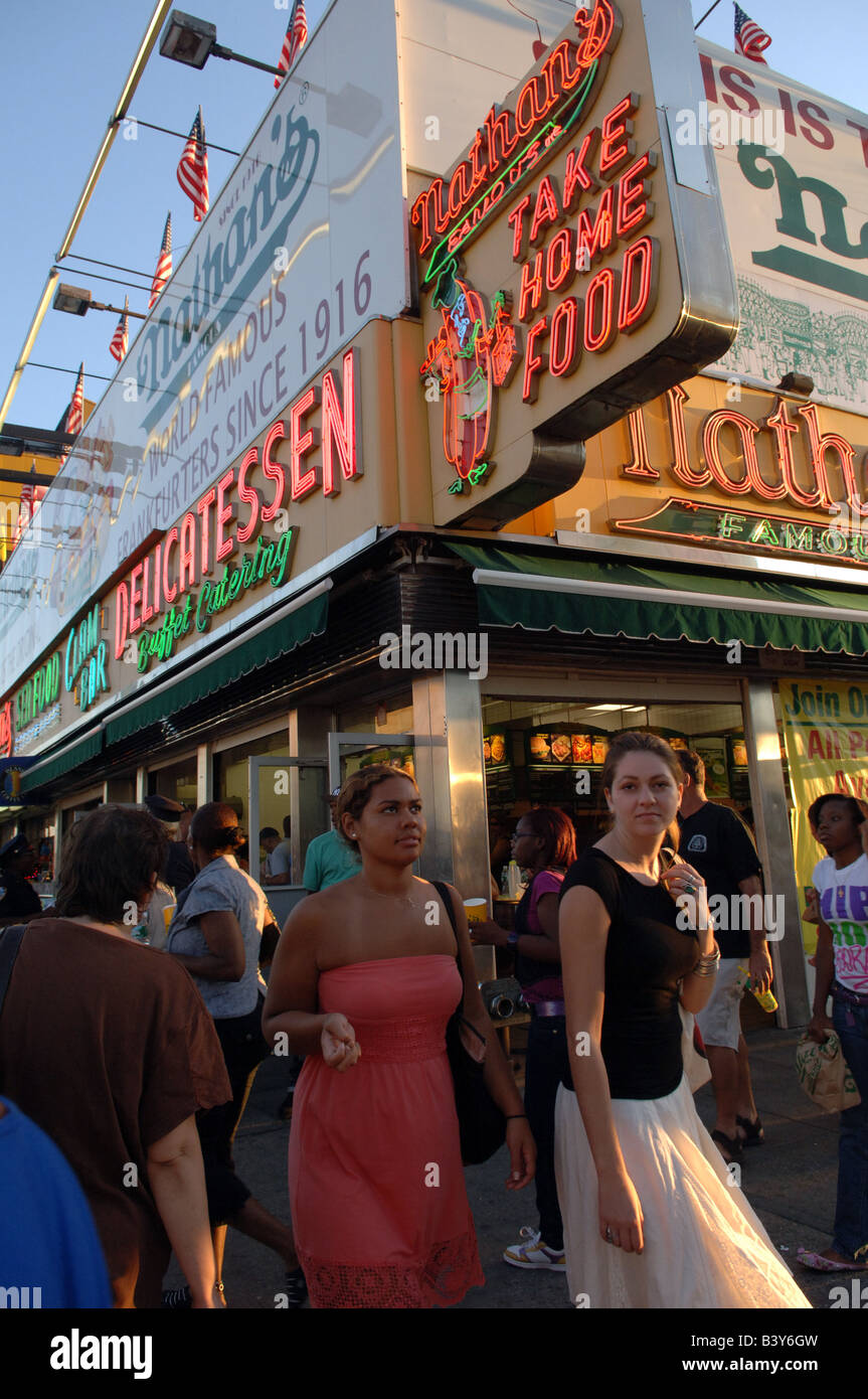 Besucher nach Coney Island feiern das Ende des Sommers am Tag der Arbeit Stockfoto