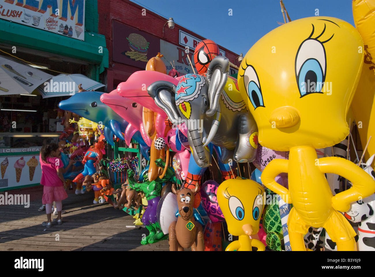 Aufblasbare Spielzeuge außerhalb eines Ladens an der Uferpromenade von Coney Island in Brooklyn New York City Stockfoto