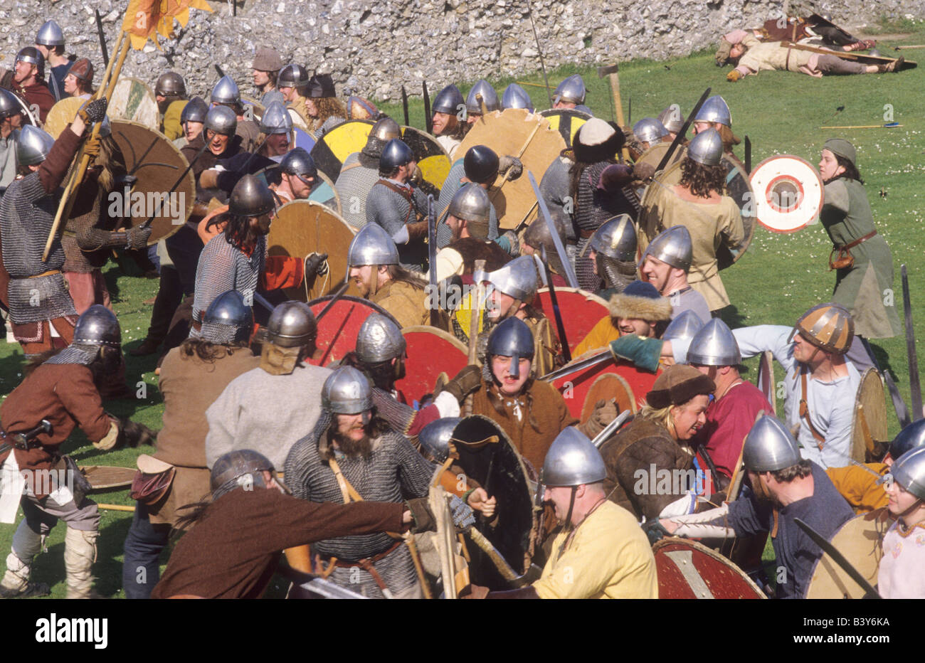 Nordische Gesellschaft Viking Sächsischen Soldaten Scharmützel Reenactment englische Militärgeschichte Kampf Waffen Waffen Stockfoto