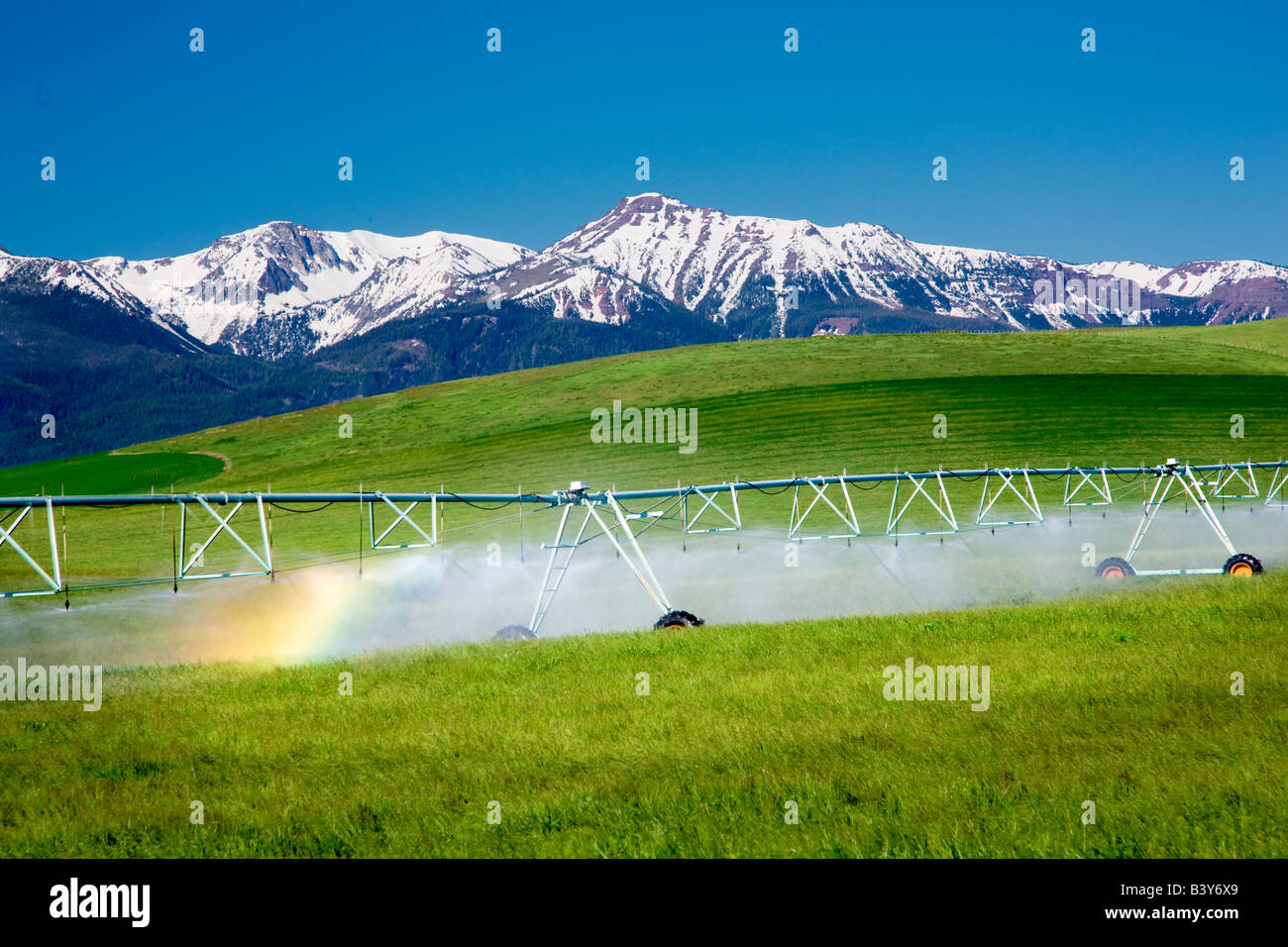 Bewässerung-Rad auf der Weide mit Regenbogen und Wallowa Mountains Wallowa County Oregon Stockfoto