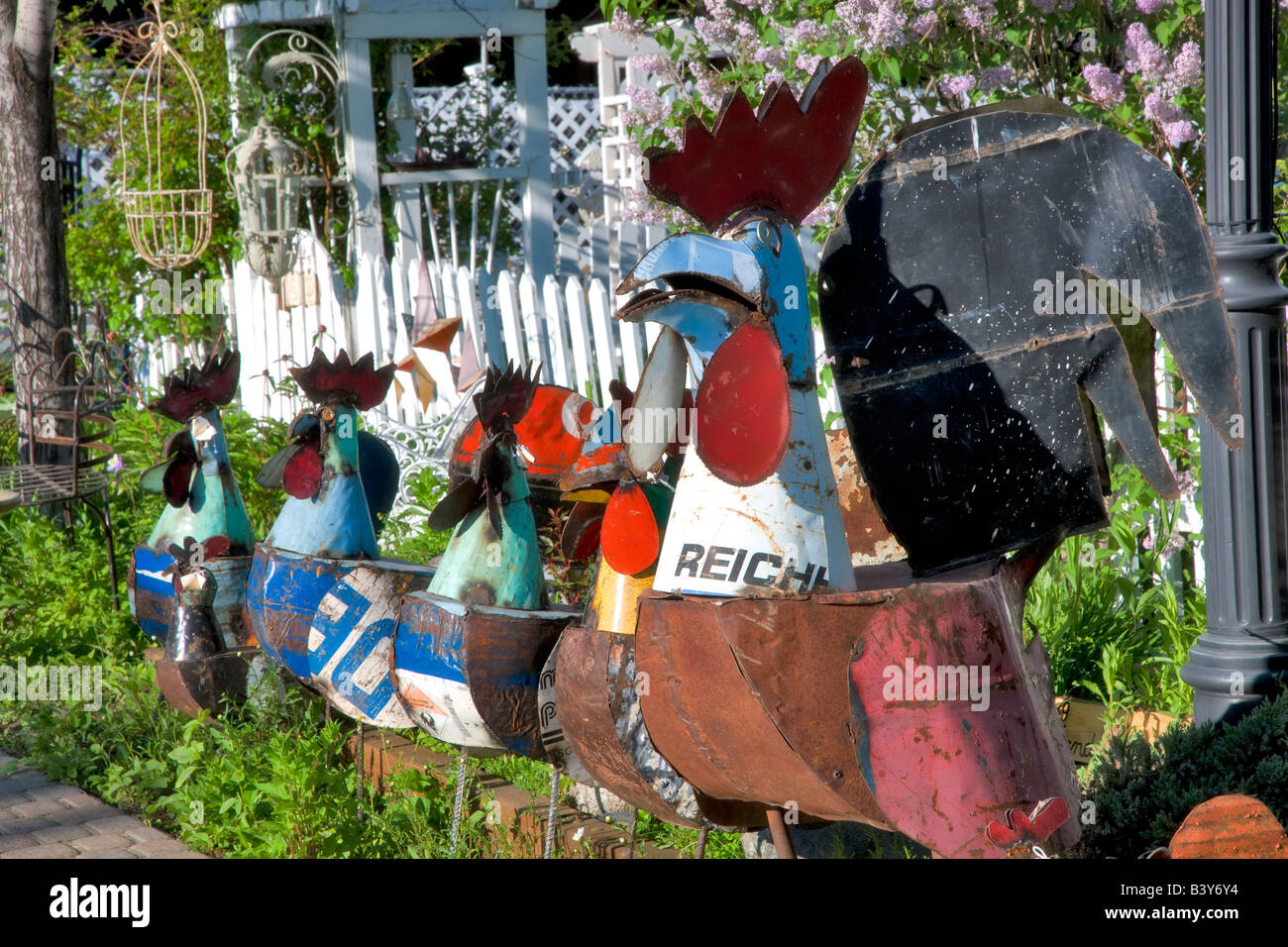 Modellierte Hühner vor Laden in Joseph Oregon Stockfoto