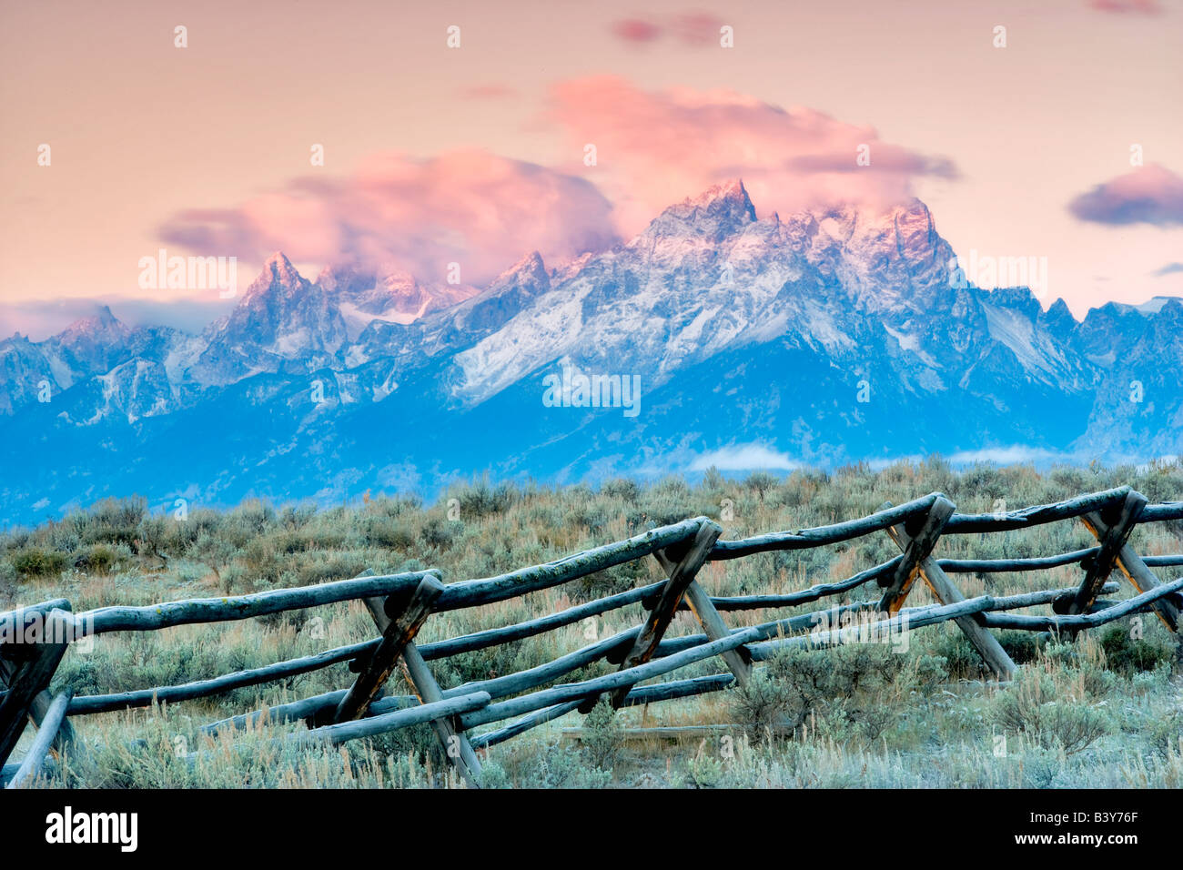 Erstes Licht am Zaun und Grand Teton Berge Grand Teton Nationalpark WY Stockfoto