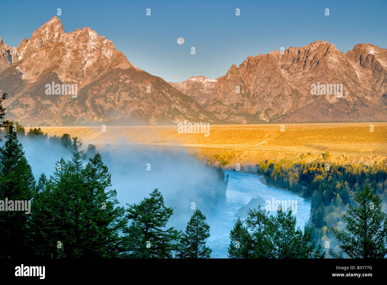 Volle Mondaufgang mit Nebel fallen Farbe Snake River und Teton Berge Grand Teton Nationalpark WY Stockfoto