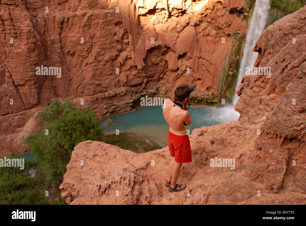 USA, Arizona, Havasu Canyon.  Ein Mann fotografiert Mooney Fälle.  (MR) Stockfoto