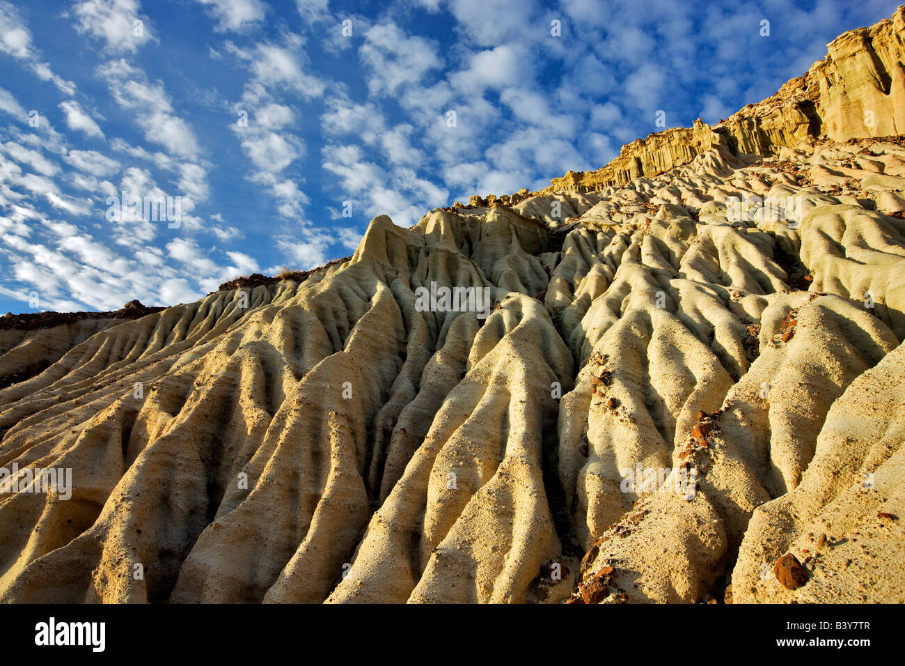 Erodierten Felsen mit geschwollenen Wolken Red Rock Canyon State Park in Kalifornien Stockfoto