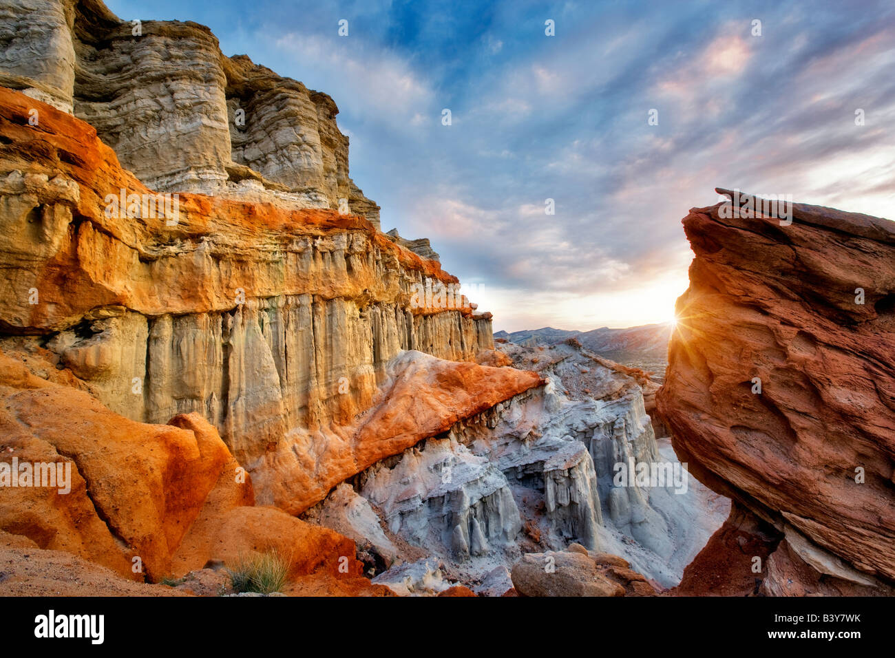 Geschwollenen Wolken und bunten Sandsteinfelsen am Red Rock Canyon State Park in Kalifornien Stockfoto