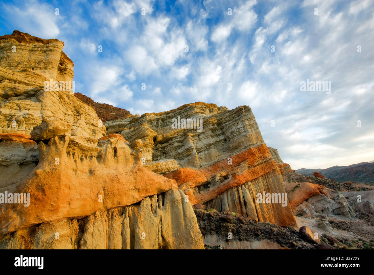 Geschwollenen Wolken und bunten Sandsteinfelsen am Red Rock Canyon State Park in Kalifornien Stockfoto