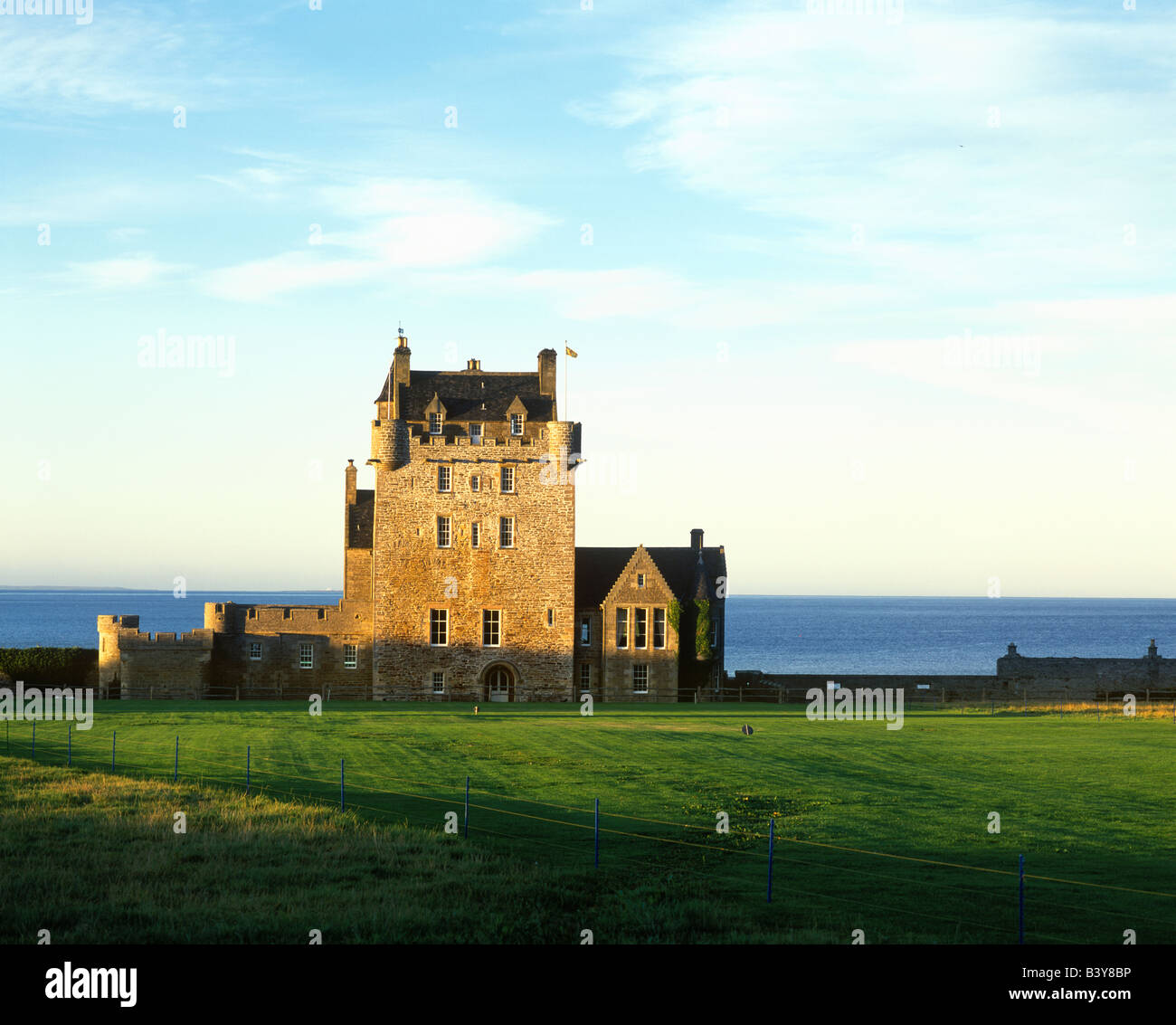 Schottland, Wick, Caithness, Ackergill Turm blickt über die Nordsee an der Küste von Caithness. Stockfoto