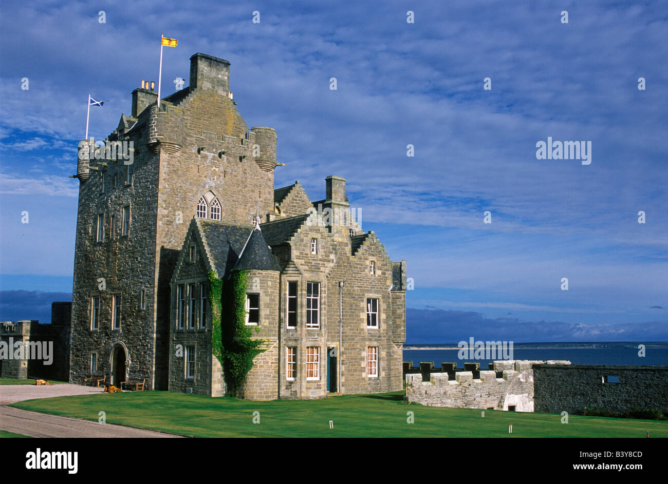 Schottland, Wick, Caithness, Ackergill Turm schaut auf der Nordsee vor der Küste von Caithness. Stockfoto