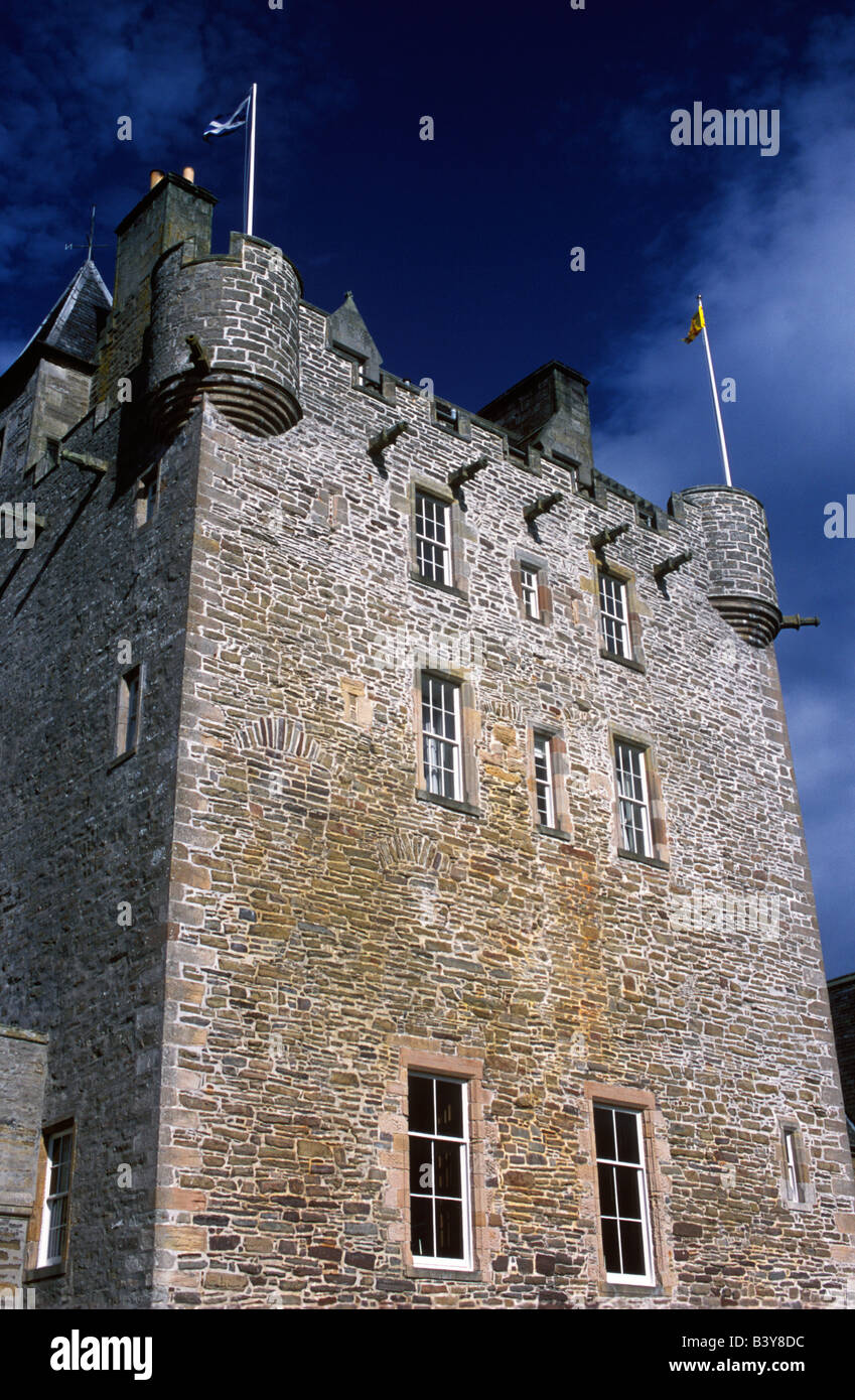 Schottland, Wick, Caithness, Ackergill Turm hoch halten erhebt sich über der Caithness Coatline. Stockfoto