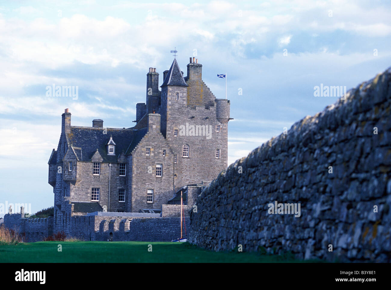 Schottland, steht Wick, Caithness, Ackergill Turm über der Caithness Küste Blick auf die Nordsee. Stockfoto