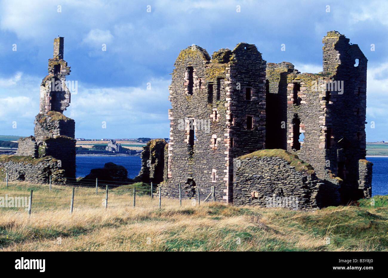 Schottland, Caithness. Die Ruinen der Burg Girnigoe & Burg Sinclair Blick über Sinclairs Bay. Stammt aus dem 15. und 17. Jahrhundert waren sie einst die Hochburg für die Grafen von Caithness Stockfoto