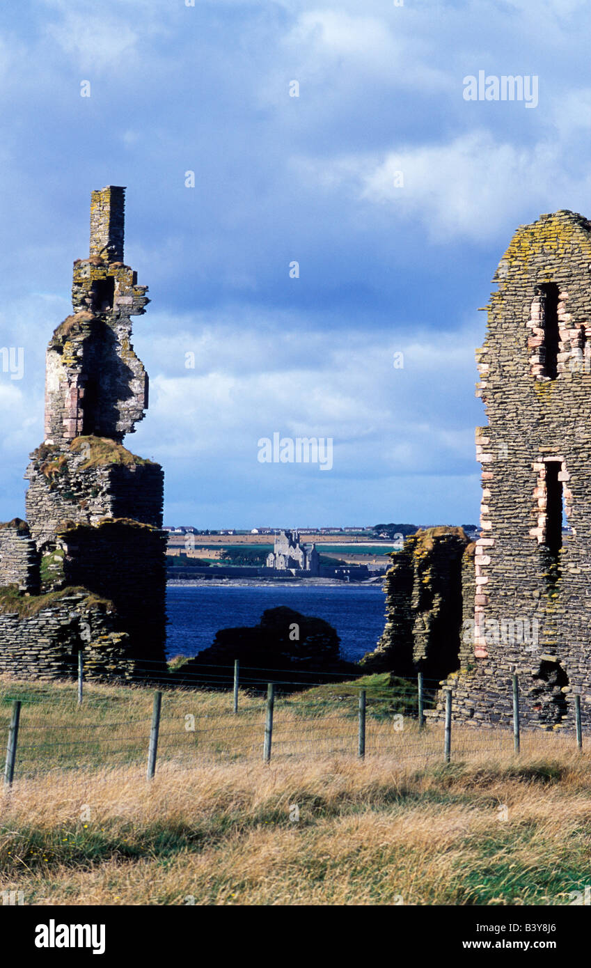 Schottland, Caithness. Die Ruinen der Burg Girnigoe & Burg Sinclair Blick über Sinclairs Bay. Stammt aus dem 15. und 17. Jahrhundert waren sie einst die Hochburg für die Grafen von Caithness Stockfoto