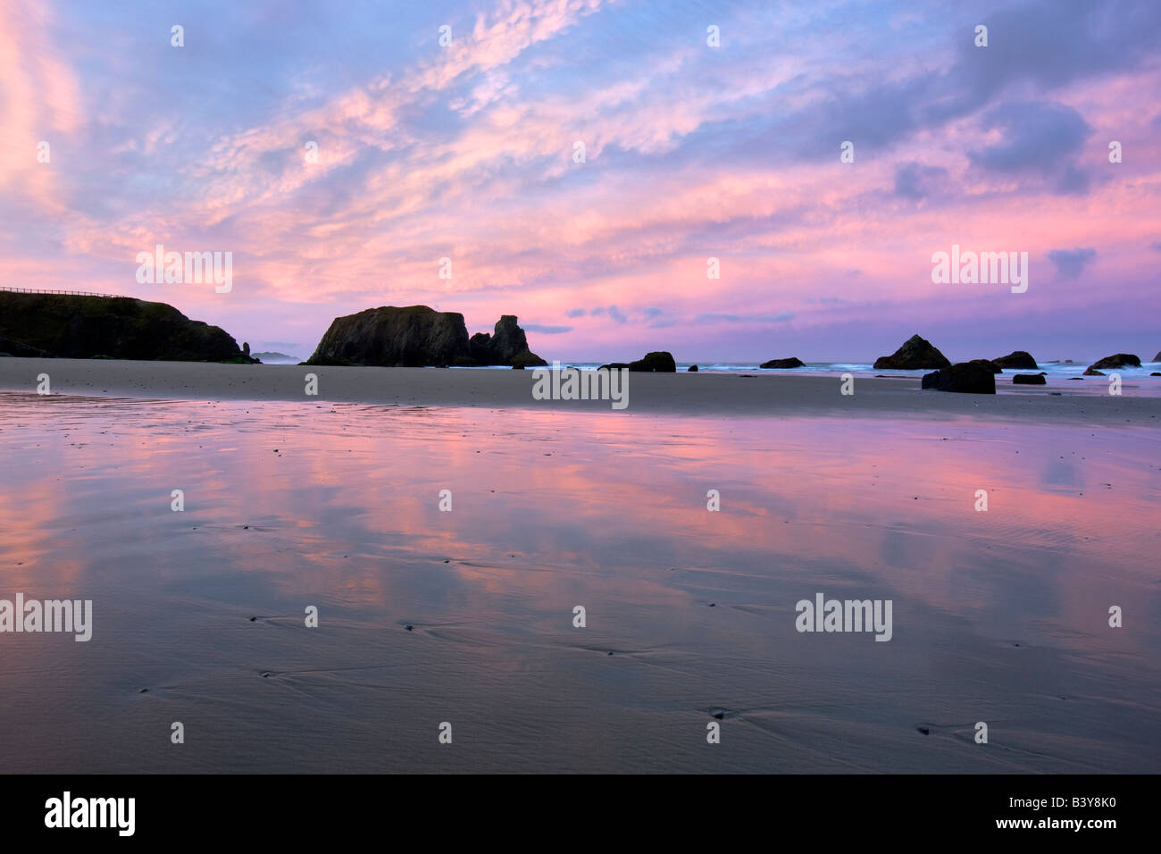 Sonnenaufgang am Strand mit kleinen Bach an Bandon, Oregon Stockfoto