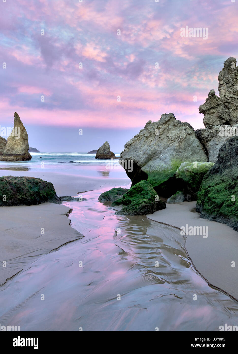 Sonnenaufgang am Strand mit kleinen Bach an Bandon, Oregon Stockfoto