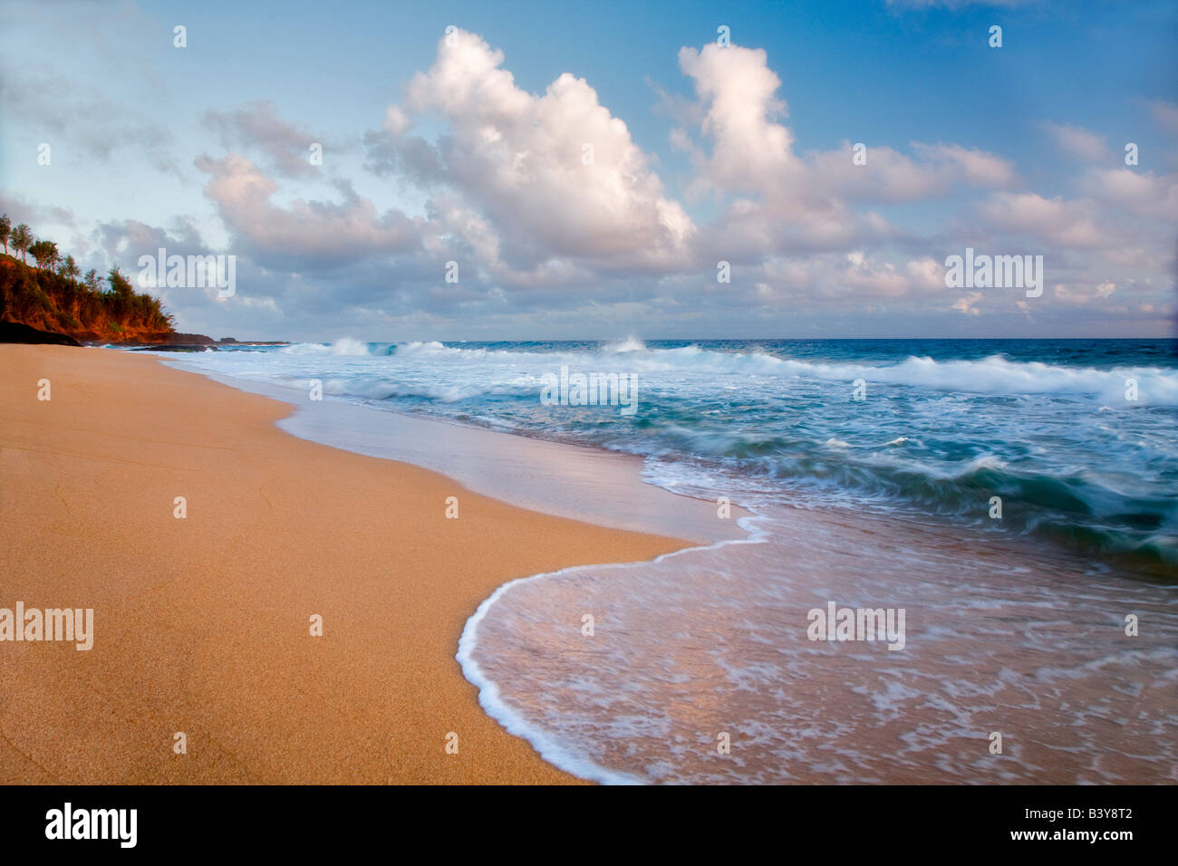 Sonnenaufgang am Secret Beach Kauai Hawaii Stockfoto