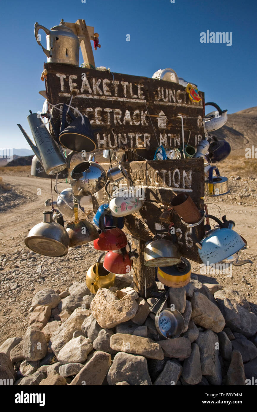 USA, Kalifornien, Death Valley Nationalpark. Einen Wasserkocher Junction Zeichen mit Teekessel geladen. Stockfoto