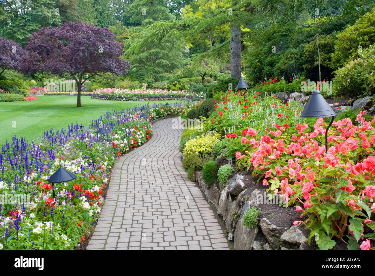 Weg mit Blumen Butchart Gardens B C Kanada Stockfotografie Alamy