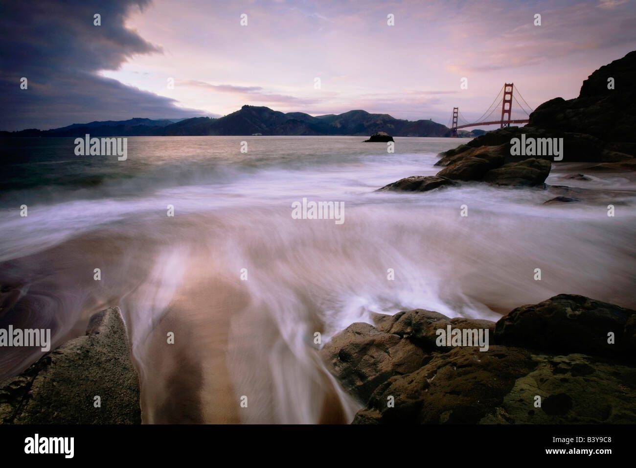 Ein stürmischer Blick auf die Golden Gate Bridge von Baker Beach. Stockfoto