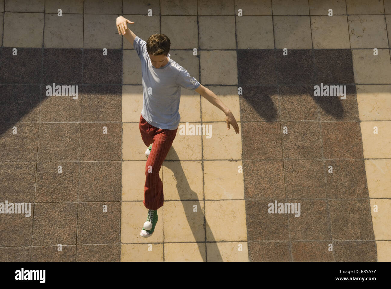 Junger Mann jonglieren einen Tennisball auf seinem Fuß auf einer Paris Straße Stockfoto
