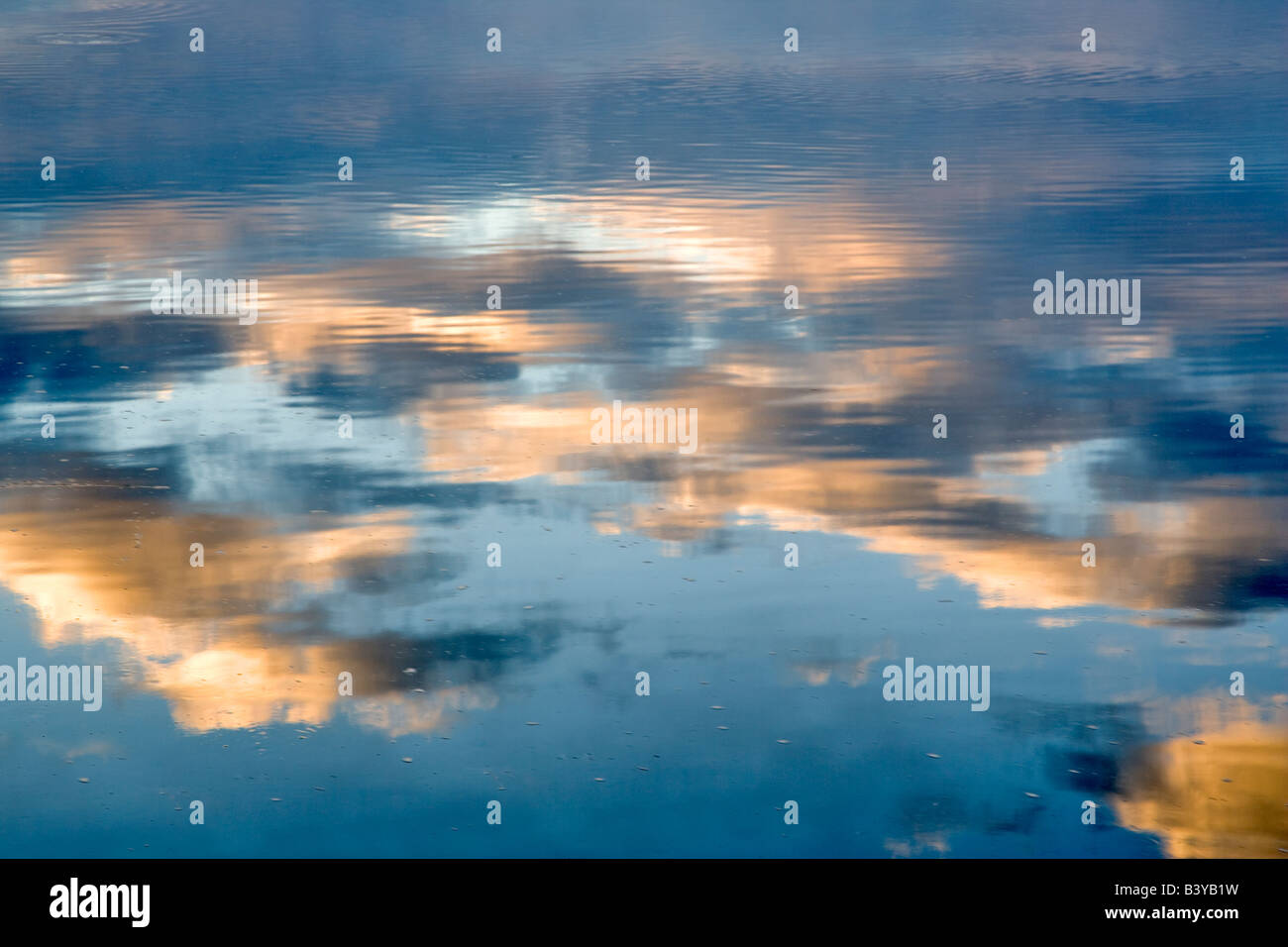 Wolken spiegeln sich in Snake River Teton Nationalpark WY Stockfoto