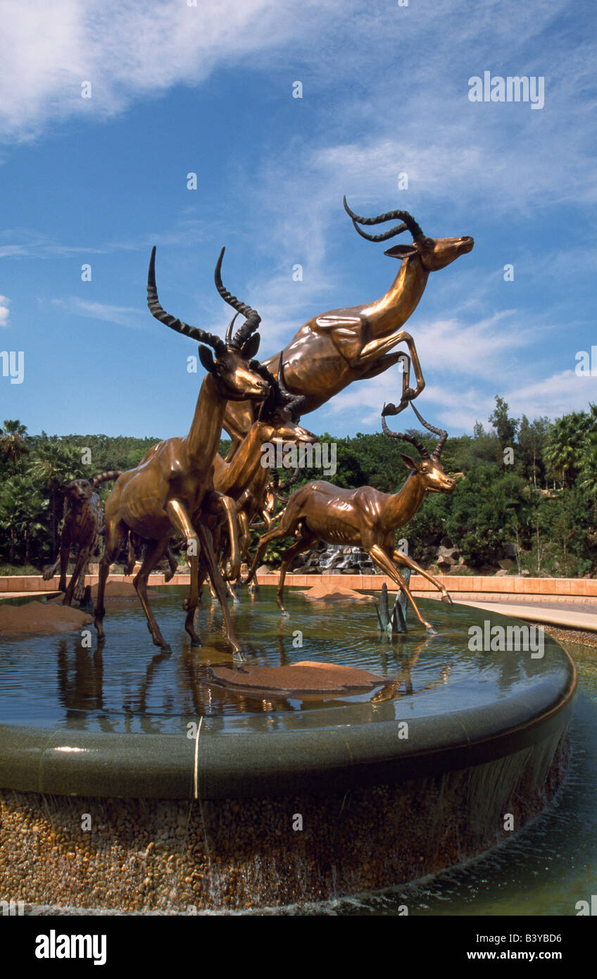 Südafrika, Nordwest-Provinz, Sun City. Statue des Springens Impala am Haupteingang zum Palast der verlorenen Stadt Stockfoto