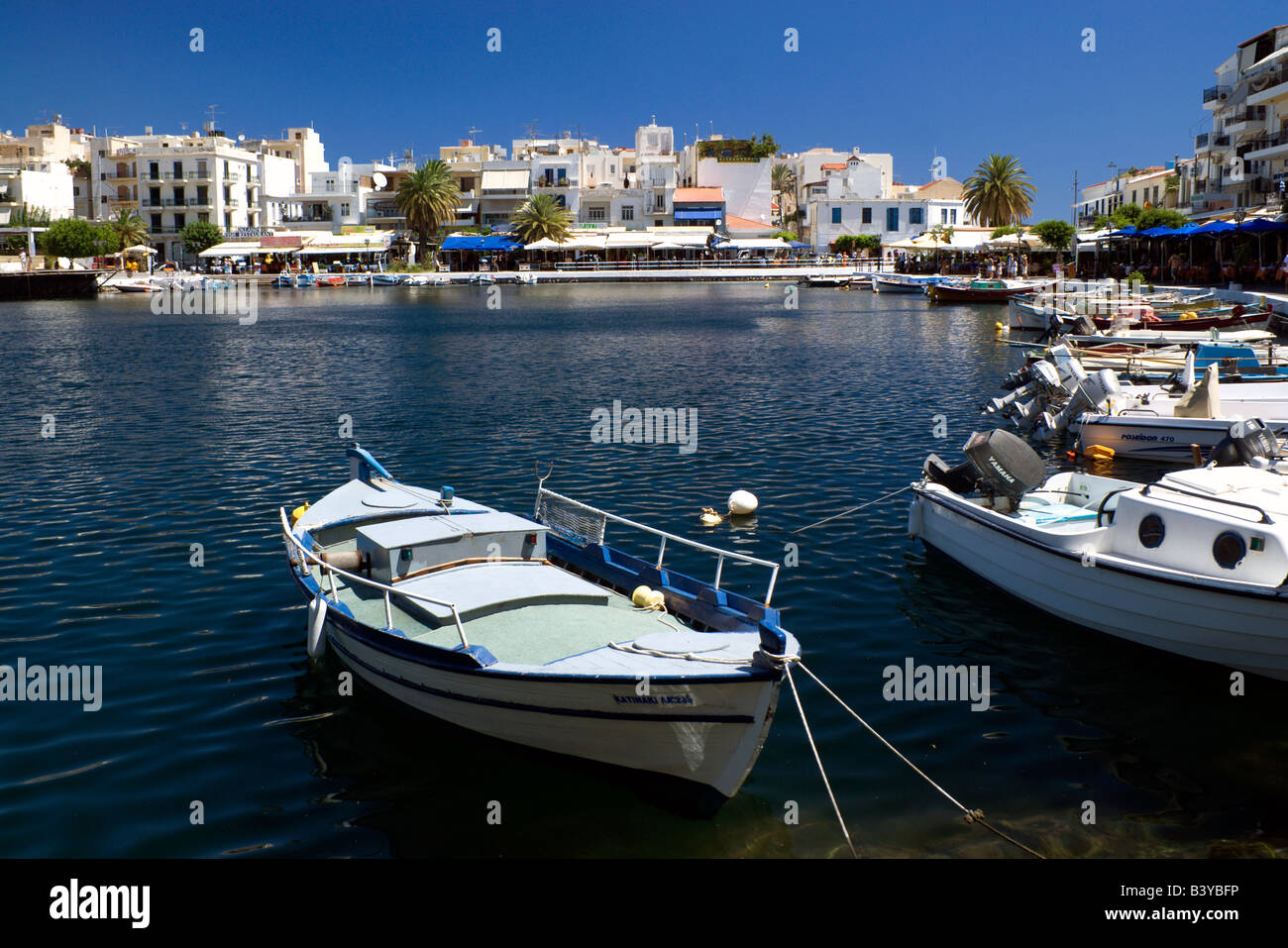 Angelboote/Fischerboote auf See Überlieferung Agios Nikolaos Kreta Griechenland Stockfoto