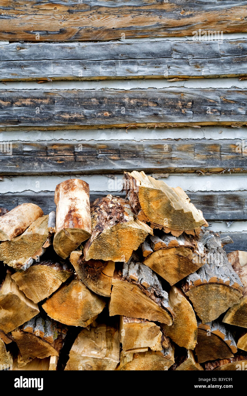 Schnur Holz gestapelt neben alten Blockhaus Nevada City Montana Stockfoto