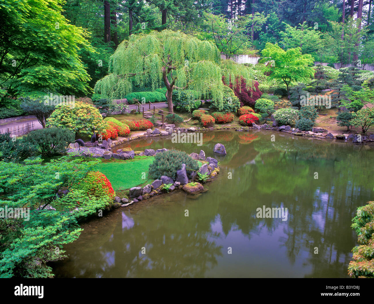 Teich und blühenden Azaleen in japanischen Gärten Portland Oregon Stockfoto