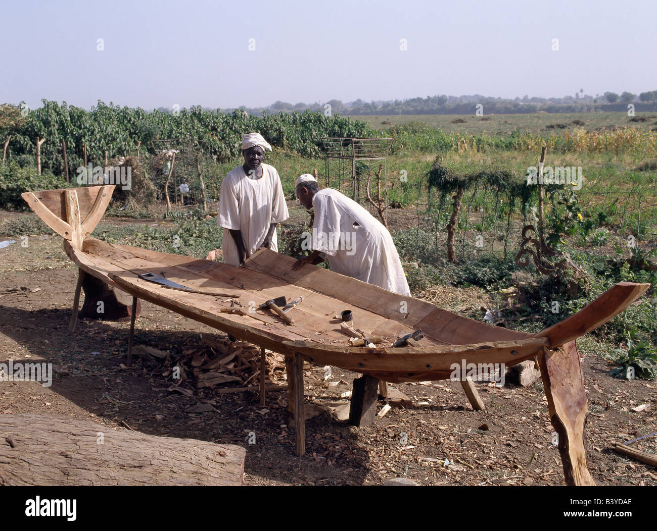 Sudan, Khartum, Omdurman. Muslimische Schiffsbauer bauen eine kleine Feluke (eine hölzerne Segelboot auf dem Nil im Sudan und in Ägypten verwendet) Stockfoto