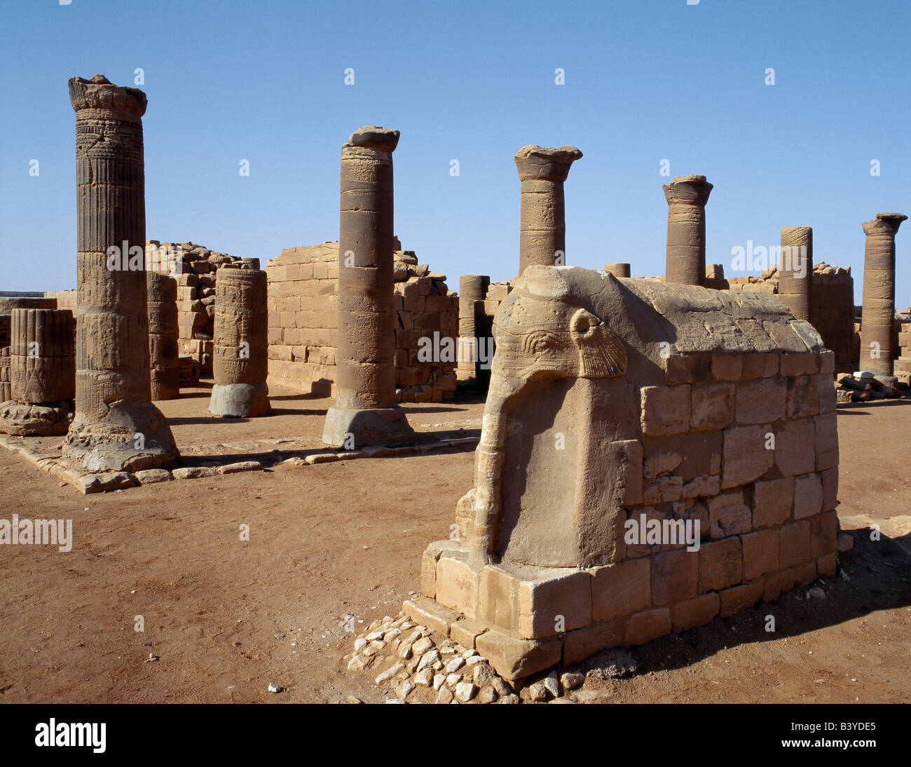 Sudan, Musawwarat. Der Elefanten-Tempel in Musawwarat es-Sufra, südlich von Shendi, gehört zu den meroitischen Periode von Königreich Kusch und datiert 270BC zu 350AD. Es ist interessant festzustellen, dass die Statuen von Elefanten es indische Elefanten aufgrund der Größe der Ohren der Tiere abbilden. Es wird vermutet, dass der Tempel als religiöses Zentrum verwendet wurde. Stockfoto