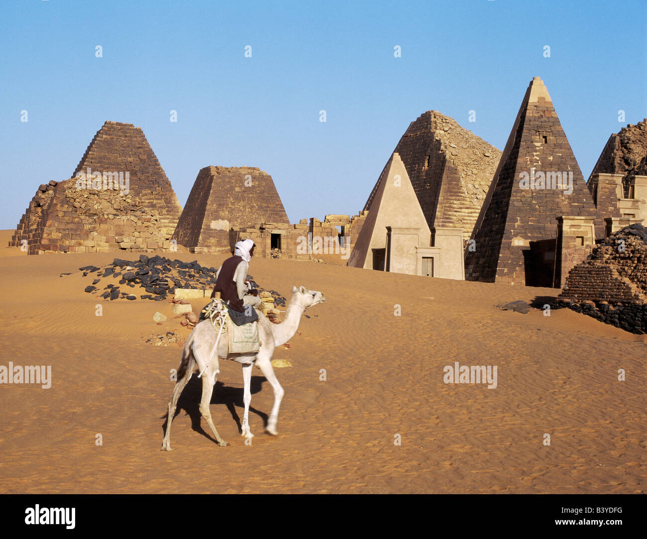 Sudan, Meroe. Nur wenige Schritte östlich des Nils, sind die Pyramiden von Meroe eine wichtige Begräbnisstätte von dreißig Stockfoto