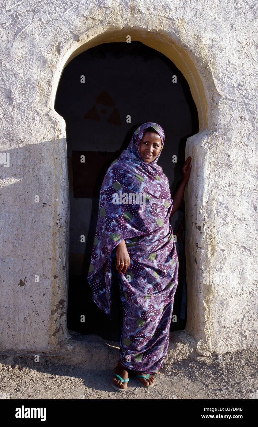 Sudan, Nil, 4. Katarakt. Außerhalb der Veranda ihres Hauses steht eine nubische Frau, ihr Gesicht bedeckt von dem Kopftuch, ihren muslimischen Glauben zu bezeichnen. Der Stil der Veranda Bogen ist typisch für die nubischen Menschen. Das Dorf sie auf dem Nil, in der Nähe von Shaallal Arraabia oder der 4. Katarakt lebt wird im Jahr 2008 überflutet werden, ein riesiger arabischen finanzierter, Chinesen gebaut, Hydro-elektrische Damm abgeschlossen sein wird. Bereits haben einige Dörfer wieder befunden, Fernen Land bewässert. Stockfoto