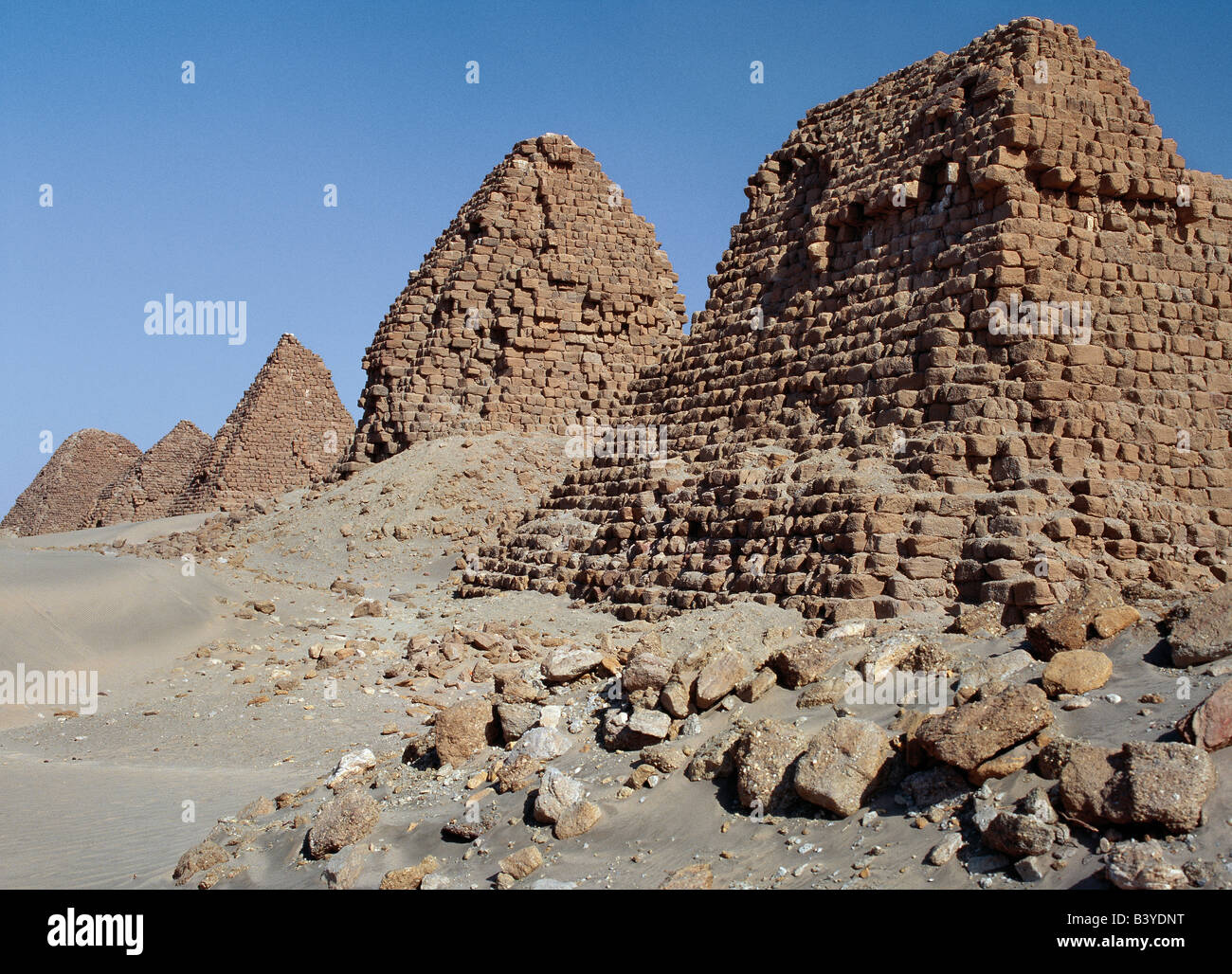 Sudan, Wüste Sahara, Nuri. Die alten Pyramiden von Nuri Datum zwischen 700BC und 300BC. Neunzehn Könige und Königinnen dreiundfünfzig aus der Dynastie von Königreich Kusch sind begraben in diesen Pyramiden einschließlich Taharqa (690BC-664BC), der berühmte schwarze Pharao regierte über Ägypten im 7. Jahrhundert v. Chr. bis die Assyrer ihn aus Egypt.In 300BC die Hauptstadt des Königreichs Kusch verjagte und die königliche Grabstätten nach Meroe verlegt aufgrund von Konflikten mit Ägypten, deren Streitkräften Napata in den südlich der Stadt entlassen. Stockfoto