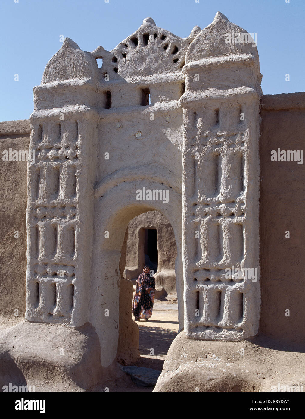 Sudan, Sahara Wüste Qubbat Selim. Traditionellen nubischen Architektur an einem Tor im Dorf Qubbat Selim, traditionellen nubischen Architektur und Stuckarbeiten von einer feinen Torbogen zu einem Haus und seinen Hof in Qubbat Selim. Stockfoto