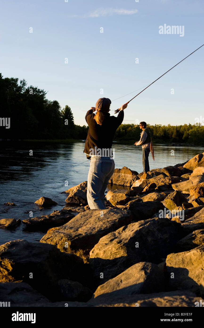 Ein paar Fliegenfischen auf dem Moose River in Rockwood Maine USA (MR) Stockfoto