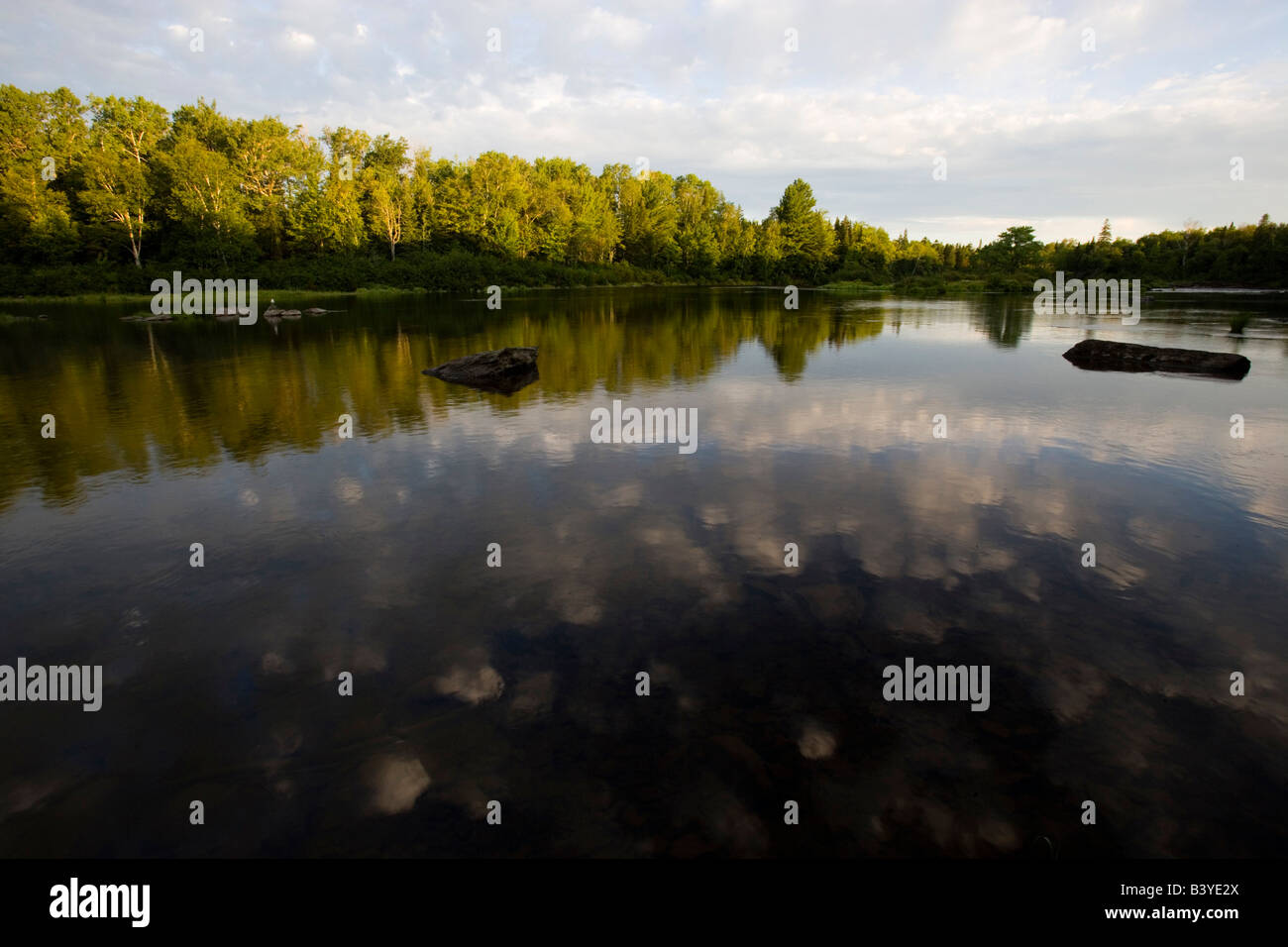 Morgenwolken über Moose River Maine USA Stockfoto