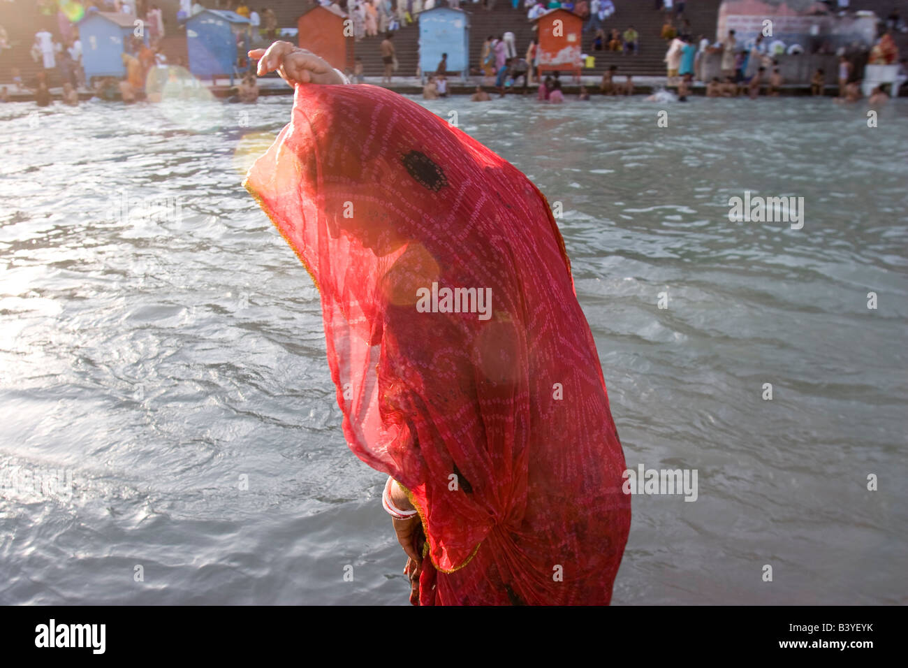 Frau trocknet ihr Sari nach dem Baden im Ganges Fluß, Haridwar, Indien. Stockfoto