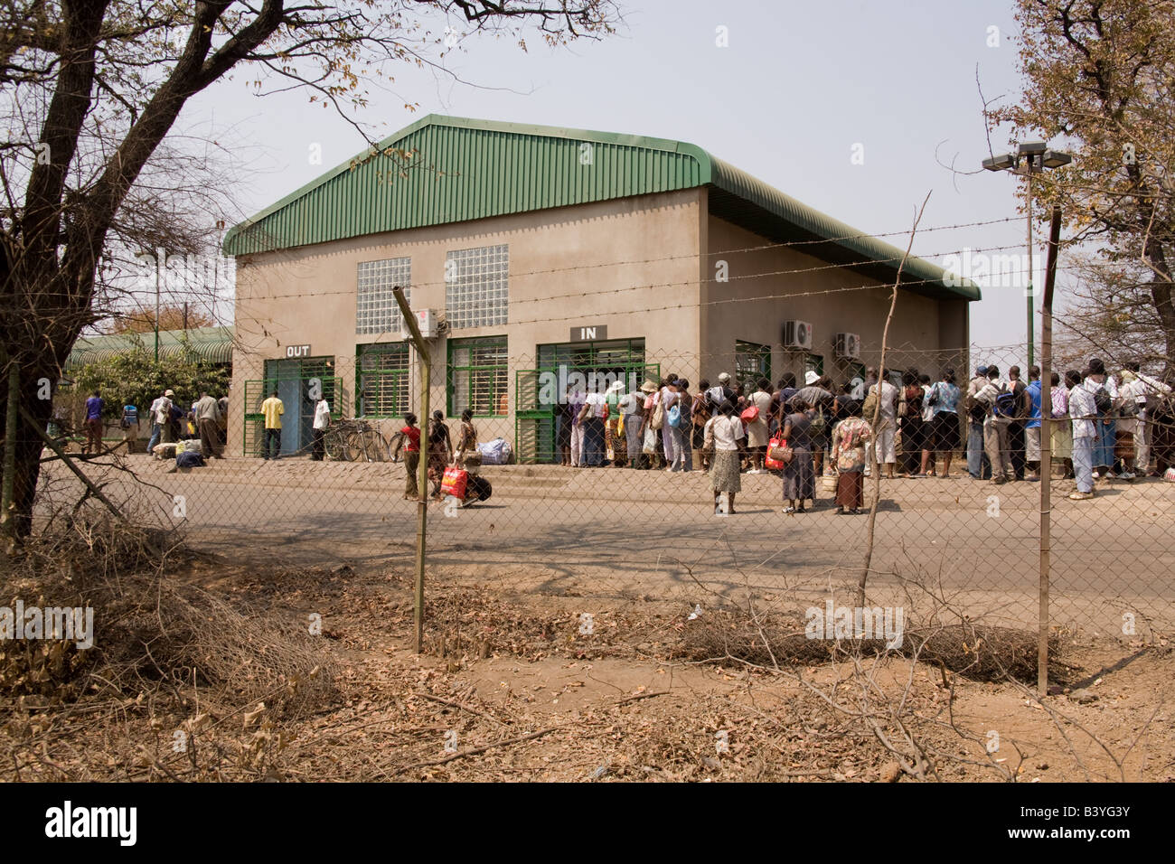 Sambische Einwanderung steuert die Menschen Schlange, um die Viktoriafälle, Simbabwe Livingstone verlassen. Afrika. Stockfoto